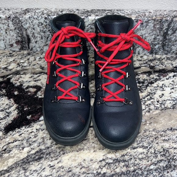 Sorel boots, kids size: 4 - Picture 2 of 6